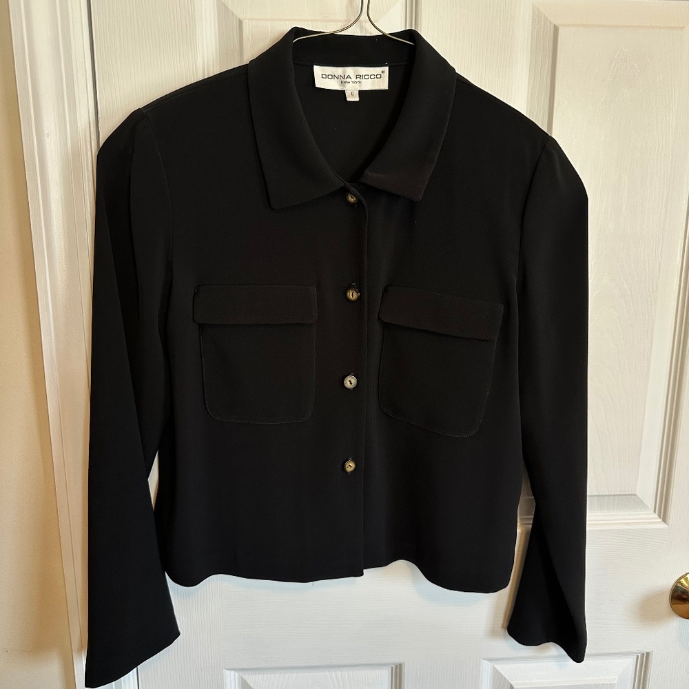 Donna Ricco, Szie 6, button down  black blouse with pockets